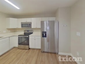 705 Continental Dr in Concord, NC - Foto de edificio - Building Photo