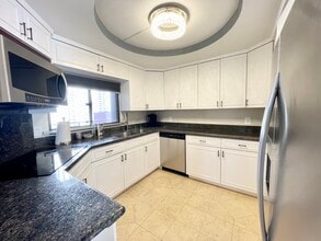 1910 Ala Moana Blvd, Unit 10B in Honolulu, HI - Building Photo - Building Photo