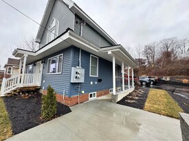 25 6th St in Auburn, ME - Building Photo