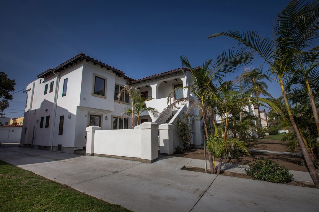 1131 Meadowbrook Ave in Los Angeles, CA - Building Photo
