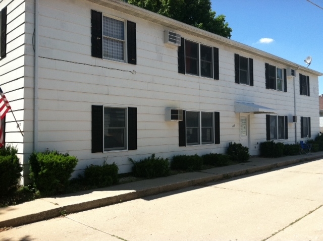 419 W High St in Sycamore, IL - Foto de edificio