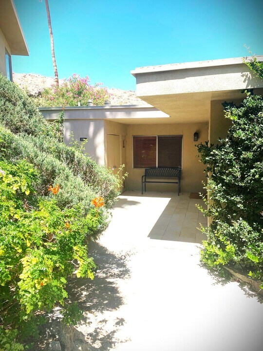 2104 Southridge Dr in Palm Springs, CA - Building Photo