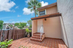 685 W Park Dr in Miami, FL - Building Photo