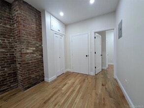 104-44 42nd Ave in Queens, NY - Foto de edificio - Building Photo