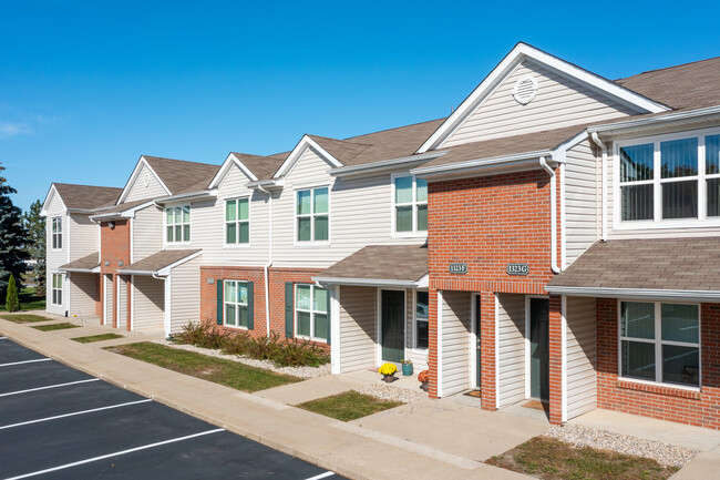 Sterling Crest Apartments in Saginaw, MI - Building Photo - Building Photo