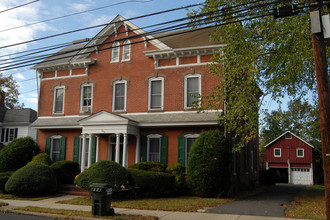 250 S State St in Newtown, PA - Foto de edificio - Building Photo