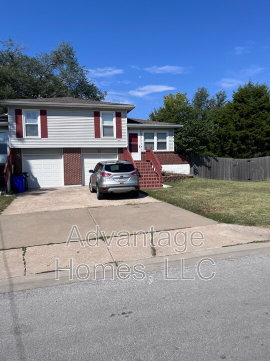 223 N Clinton St in Olathe, KS - Building Photo