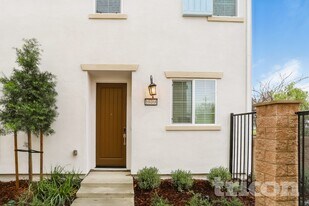 10468 Barrena Lp in Elk Grove, CA - Building Photo