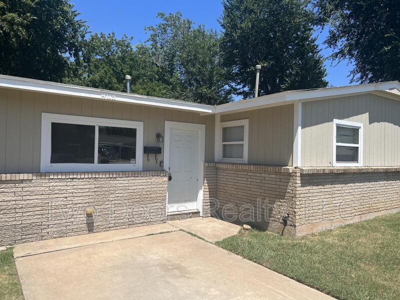 405 Armstrong St in Moore, OK - Building Photo