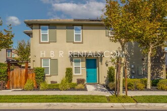 337 W Phelps Dr in Tracy, CA - Building Photo - Building Photo