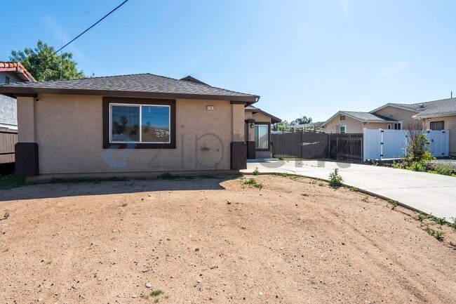 1365 Valley View Ave in Norco, CA - Foto de edificio - Building Photo