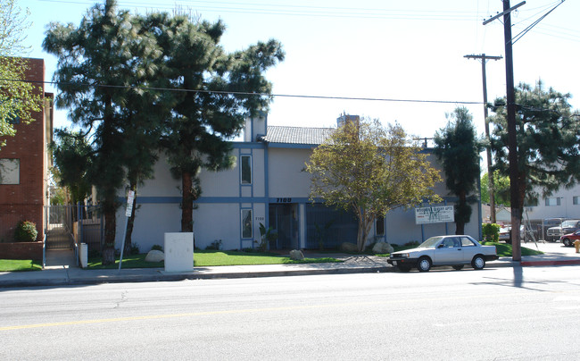 7100 Woodman Ave in Van Nuys, CA - Building Photo - Building Photo