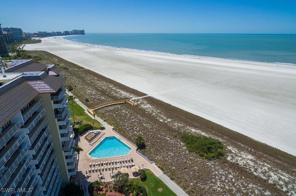 180 Seaview Ct in Marco Island, FL - Foto de edificio