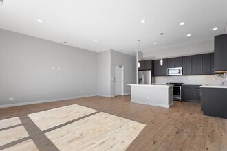 2528 W Addison St in Chicago, IL - Foto de edificio - Building Photo