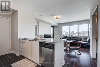 400 Wellington St W in Toronto, ON - Building Photo - Building Photo