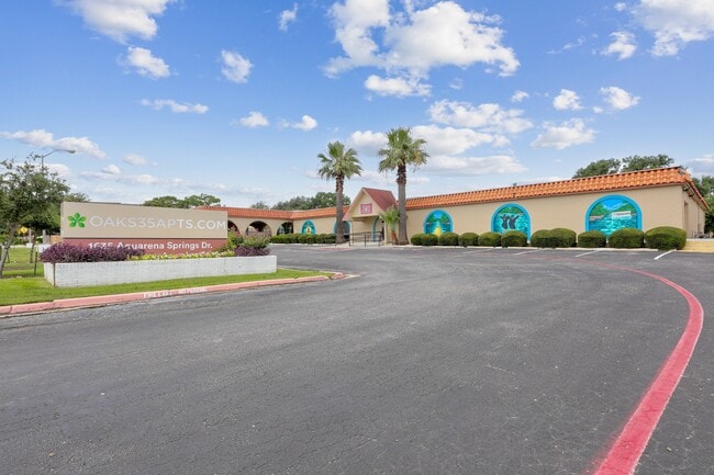 Oaks35 in San Marcos, TX - Foto de edificio - Building Photo