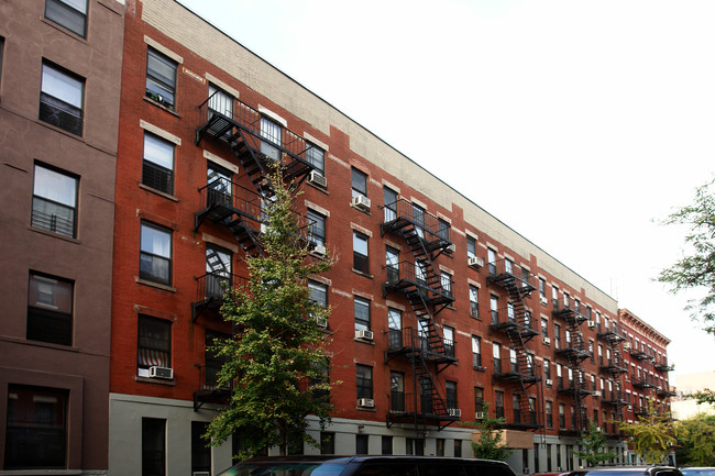 48th Street in New York, NY - Foto de edificio - Building Photo