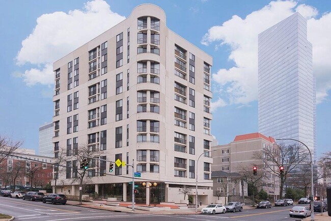 10 Cottage Pl in White Plains, NY - Building Photo - Building Photo