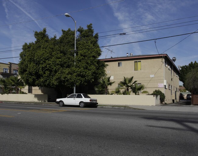 13437-13443 Vanowen St in Van Nuys, CA - Foto de edificio - Building Photo