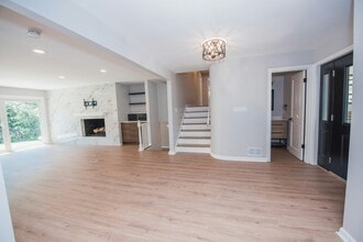 1545 W Spruce Ct in River Hills, WI - Building Photo - Building Photo