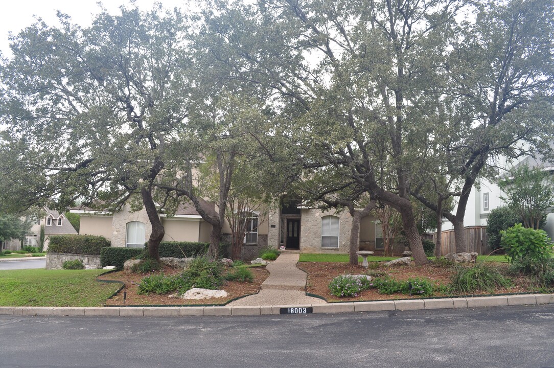 18003 Bullis Hill in San Antonio, TX - Foto de edificio