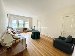 16 Alton Pl, Unit 2 in Brookline, MA - Foto de edificio - Building Photo