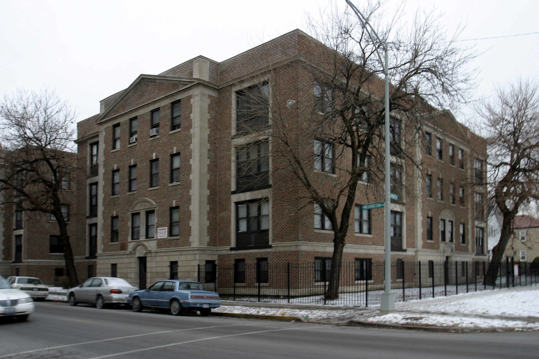 Washington Pine Apartments in Chicago, IL - Building Photo