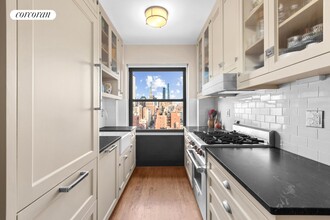 300 W 23rd St in New York, NY - Building Photo - Building Photo