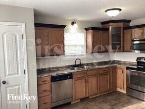 978 Dwight Eisenhower Way in Clarksville, TN - Foto de edificio - Building Photo