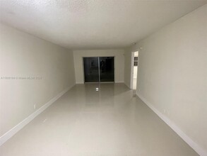7925 Fairview Dr, Unit 102 in Tamarac, FL - Foto de edificio - Building Photo