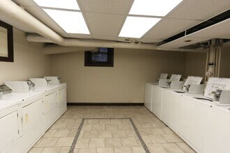 735 W Belmont Ave, Unit 507 in Chicago, IL - Building Photo - Building Photo