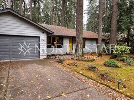 17401 Hill Way in Lake Oswego, OR - Building Photo