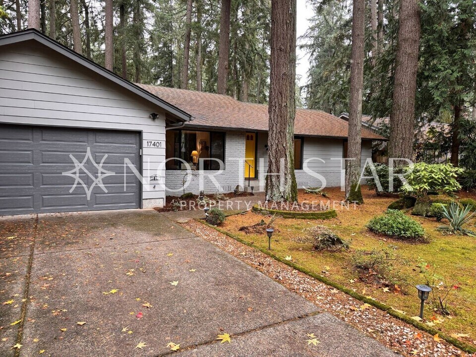 17401 Hill Way in Lake Oswego, OR - Foto de edificio