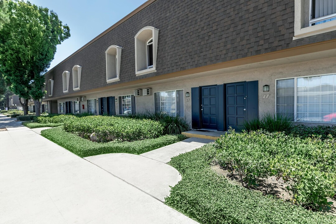 Hampshire Square Apartment Homes in Anaheim, CA - Building Photo