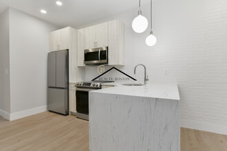 130 Bremen St, Unit 1 in Boston, MA - Building Photo - Building Photo