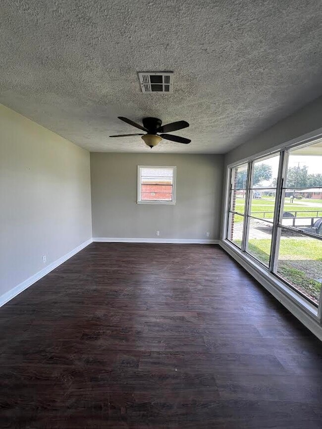 1409 Guadalupe St in Sulphur, LA - Foto de edificio - Building Photo