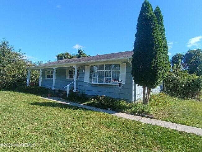 264 Victory Rd in Howell, NJ - Building Photo - Building Photo