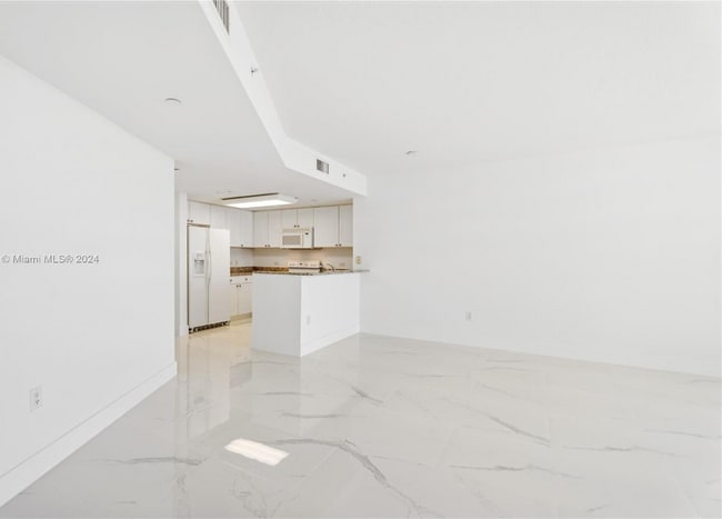 19501 W Country Club Dr in Aventura, FL - Building Photo - Building Photo