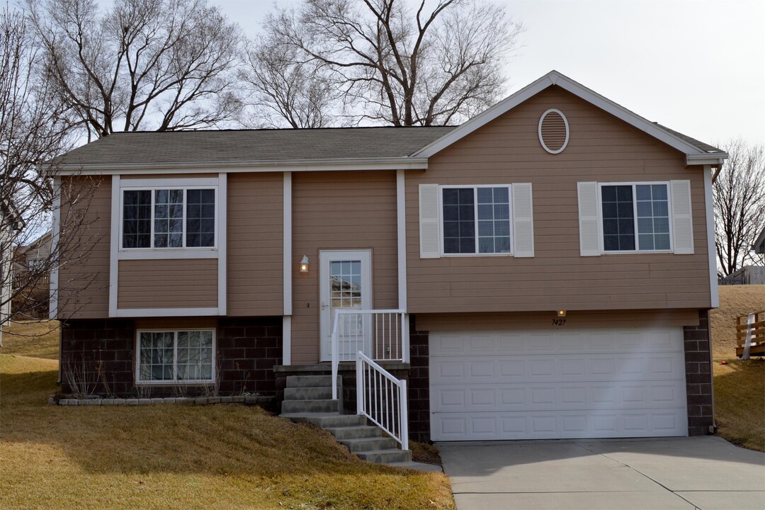 7427 Wyoming St in Omaha, NE - Building Photo