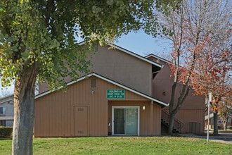 Oakwood Apartments in Ivanhoe, CA - Building Photo - Building Photo