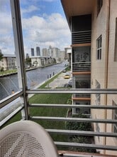 3551 NE 169th St in North Miami Beach, FL - Foto de edificio - Building Photo