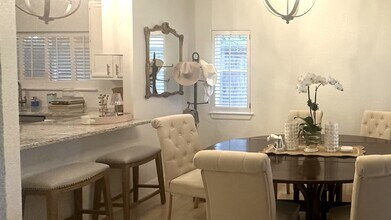 8103 N New Braunfels Ave #5, Unit Oak Park Condominiums #5 in San Antonio, TX - Foto de edificio - Building Photo