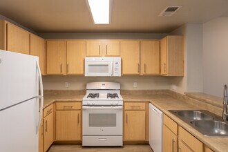 de Tolosa Ranch Apartments in San Luis Obispo, CA - Foto de edificio - Building Photo