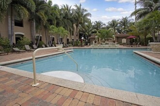 616 Clearwater Park Rd in West Palm Beach, FL - Foto de edificio - Building Photo