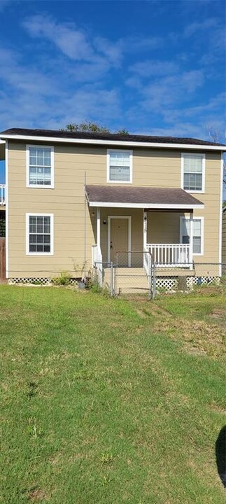4715 16th St in Bacliff, TX - Building Photo