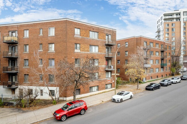 5545 De La Côte-Saint-Luc Ch in Montréal, QC - Building Photo - Building Photo