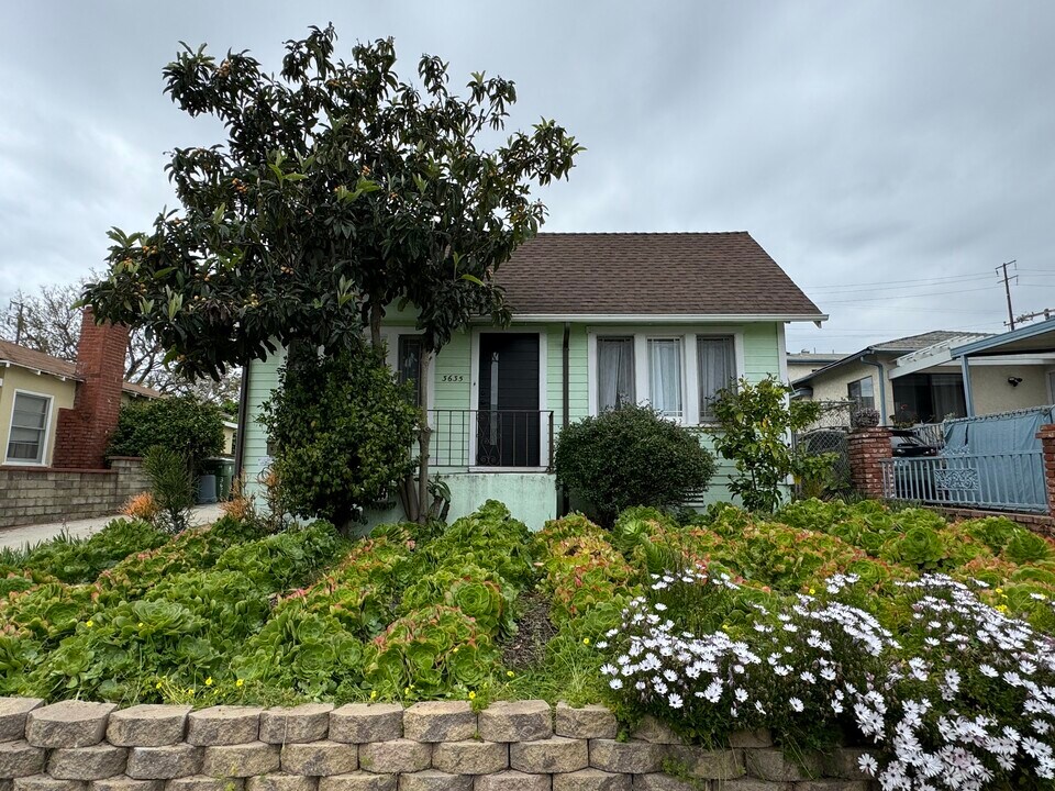 3635 Greenfield Ave in Los Angeles, CA - Building Photo