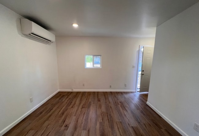 947 Woodmere Ave, Unit B in Traverse City, MI - Building Photo - Building Photo