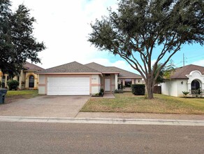 8742 Martinique Dr in Laredo, TX - Building Photo - Building Photo