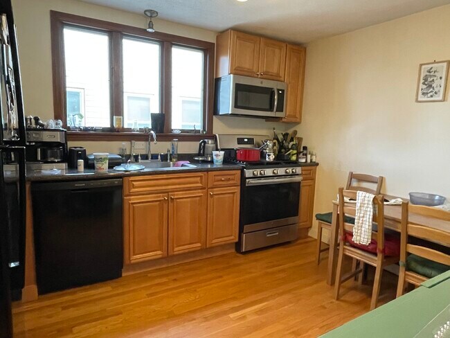 28 Adrian St, Unit 2 in Somerville, MA - Foto de edificio - Building Photo